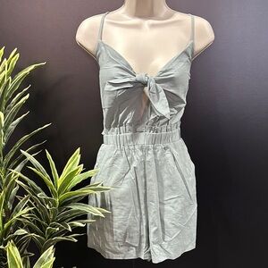 One Clothing Sweetheart neck,keyhole bow tie,adjustable straps,hip pocket,romper